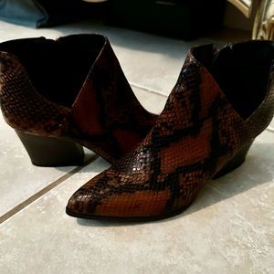 Women booties, faux snakeskin 7.5 size, new!